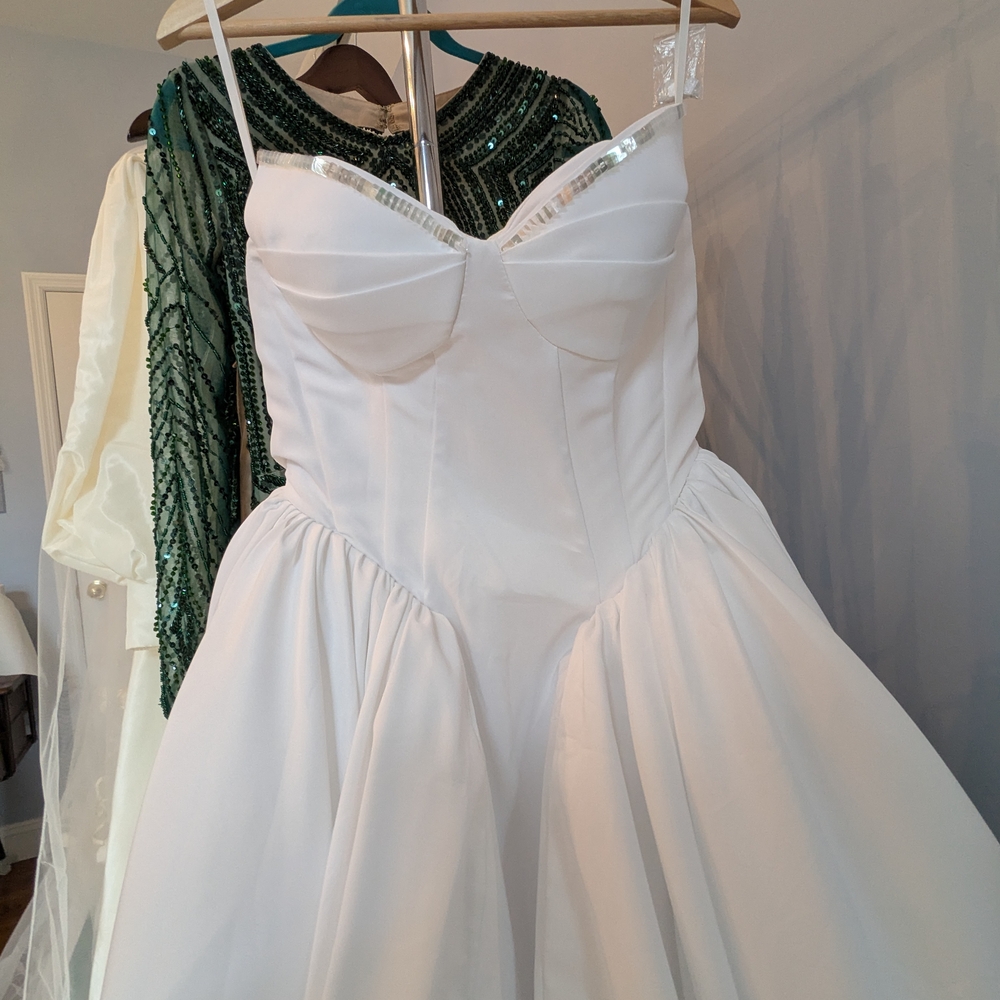 Elegant White Strapless Gown - Picture 2 of 4
